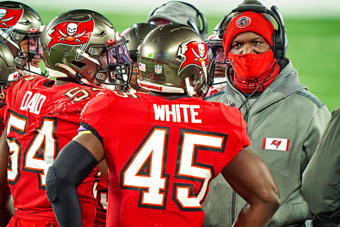 Todd Bowles talks to linebackers Devin White and Lavonte David on the sideline during a 2020 Bucs game